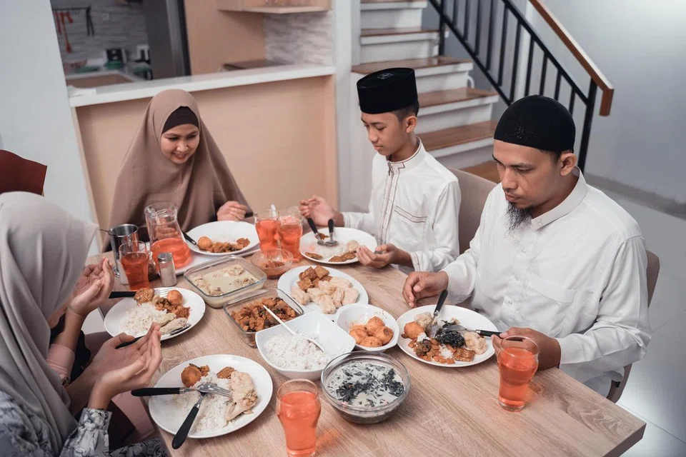 Ramadan adalah waktu yang sesuai untuk kita mendidik nafsu dan keinginan kita. Membazir adalah satu bentuk nafsu juga. Membeli sajian secara berlebihan untuk berbuka dan kemudian membuangnya adalah satu tabiat yang perlu disingkir. 
