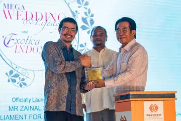 LANGKAH BAIK: Anggota Parlimen GRC Pasir Ris-Punggol, Encik Zainal Sapari (kiri), di pelancaran pameran Wedding & Lifestyle 2017 semalam. Bersamanya ialah pengasas Persatuan Hira, Encik Rasman Saridin (tengah), dan Pengarah Urusan MegaXpress International Pte Ltd, Encik Hamzah Abdullah. - Foto MEGAXPRESS