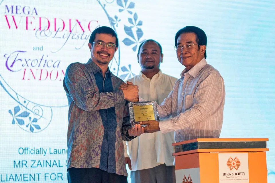 LANGKAH BAIK: Anggota Parlimen GRC Pasir Ris-Punggol, Encik Zainal Sapari (kiri), di pelancaran pameran Wedding & Lifestyle 2017 semalam. Bersamanya ialah pengasas Persatuan Hira, Encik Rasman Saridin (tengah), dan Pengarah Urusan MegaXpress International Pte Ltd, Encik Hamzah Abdullah. - Foto MEGAXPRESS