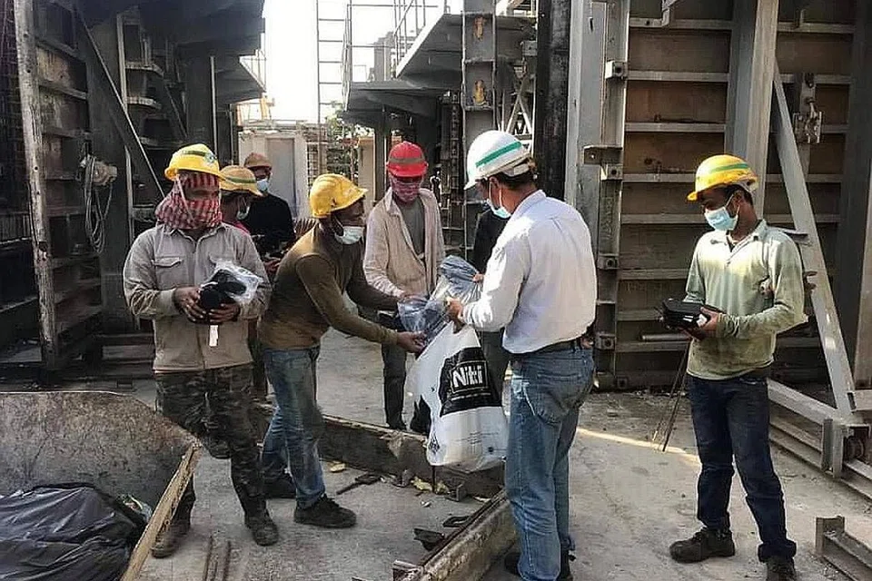 BERI HABUAN, BAWA CERIA: Keperluan pekerja migran turut diambil kira dan itulah yang dikendalikan oleh usahawan bidang muzik, Cik Nabillah Jalal dan keluarganya yang mengagihkan beg keperluan, Bags for Brothers. - Foto fail