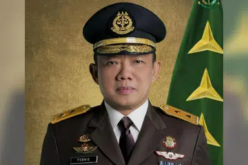 Bekas Timbalan Peguam Negara bagi Jenayah Khas (Jampidsus) Indonesia, Febrie Adriansyah, meletakkan jawatan ketika siasatan terhadap dakwaan rasuah, pengubahan wang haram dan rasuah membabitkan dirinya semakin memuncak. Polis sebelum ini merampas jongkong emas dan wang tunai pelbagai mata wang bernilai kira-kira 540 bilion rupiah dalam beberapa siri serbuan, termasuk di sebuah rumah di Sentul, Bogor, yang diakui miliknya. Bagaimanapun, Febrie menafikan semua aset yang dirampas itu adalah miliknya Jaksa Agung Republik Indonesia.