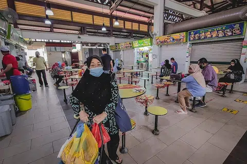 AMBIL LANGKAH PENCEGAHAN: Cik Salbiyah memutuskan tidak memakan di luar tetapi sebaliknya membawa balik makanan yang dibeli di Pasar Geylang Serai semalam sebagai langkah berjaga-jaga, dengan jumlah kes Covid-19 yang tinggi sekarang - Foto BH oleh NUR DIYANA TAHA