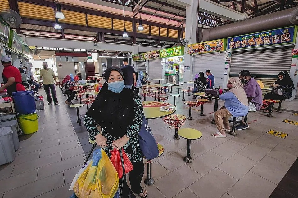 AMBIL LANGKAH PENCEGAHAN: Cik Salbiyah memutuskan tidak memakan di luar tetapi sebaliknya membawa balik makanan yang dibeli di Pasar Geylang Serai semalam sebagai langkah berjaga-jaga, dengan jumlah kes Covid-19 yang tinggi sekarang - Foto BH oleh NUR DIYANA TAHA