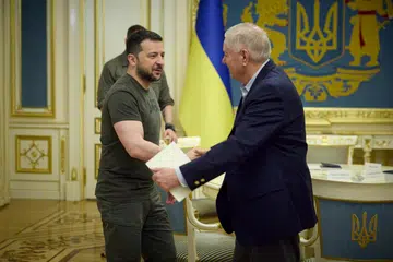 LAWATAN : Senator Lindsey Graham melawat Kyiv pada Jumaat, disambut oleh Presiden Ukraine, Encik Volodymyr Zelensky.