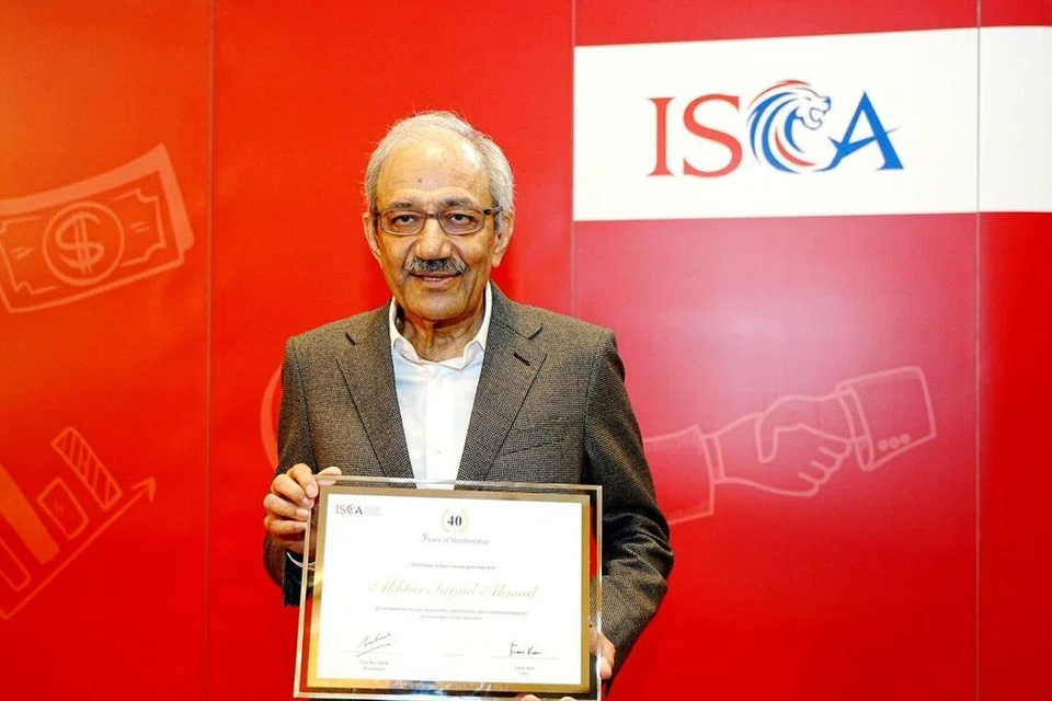 Encik Sajjad Akhtar, berusia 79 tahun, menerima anugerah untuk mengiktirafkan sumbangannya sebagai anggota lama Institut Akauntan Bertauliah Singapura (ISCA) lebih 40 tahun, semasa majlis pengiktirafan di Conrad Singapura Marina Bay pada 2 Mac.