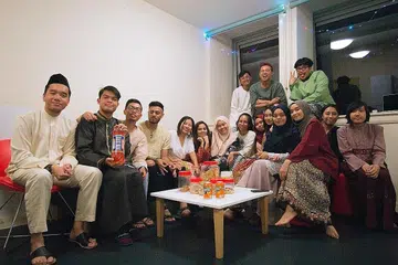 BERAYA TANPA KELUARGA: Walaupun beraya di Scotland merupakan suatu pengalaman yang unik, bagi Encik Muhammad Fauzi Azman (kiri), beliau lebih suka beraya di Singapura. - Foto ihsan MUHAMMAD FAUZI AZMAN