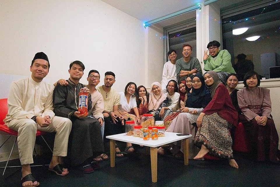 BERAYA TANPA KELUARGA: Walaupun beraya di Scotland merupakan suatu pengalaman yang unik, bagi Encik Muhammad Fauzi Azman (kiri), beliau lebih suka beraya di Singapura. - Foto ihsan MUHAMMAD FAUZI AZMAN