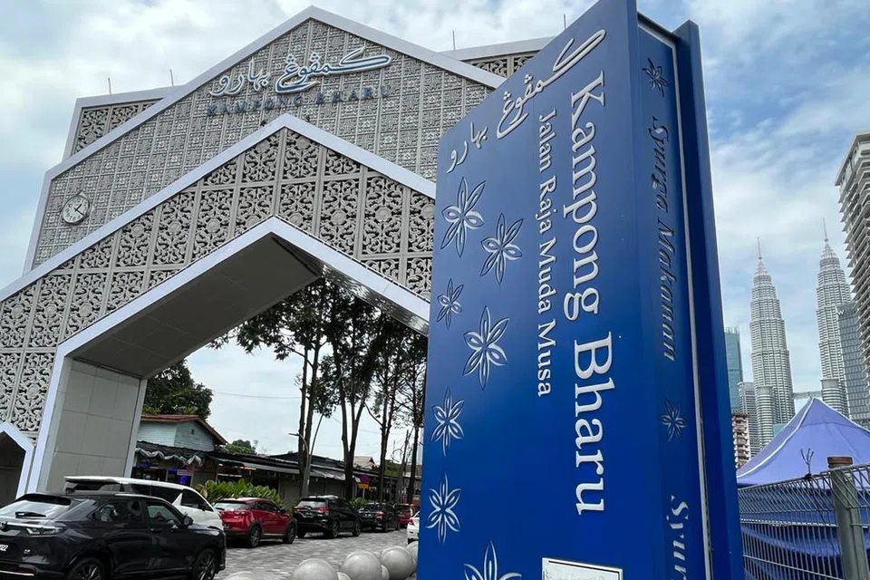 Pintu gerbang Kampung Bharu, Kuala Lumpur, menyambut kedatangan pengunjung terutama golongan kaki makan. Di sini, terdapat deretan kedai makan bagi memenuhi pelbagai cita rasa daripada makanan tempatan, Barat, Indonesia, Timur Tengah dan Thailand. 