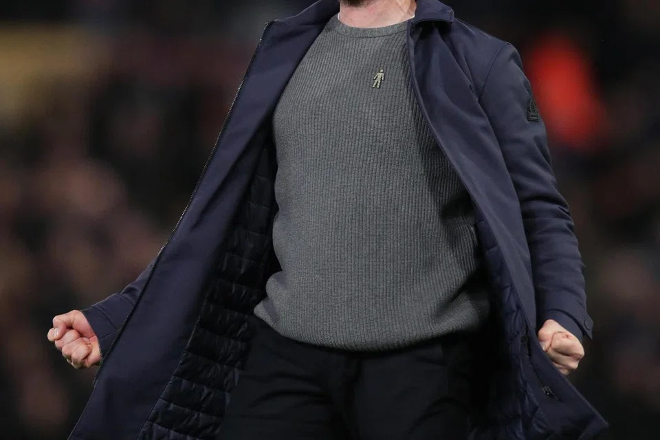 TIDAK DAPAT KAWAL EMOSI: Rob Edwards raikan kemenangan ke atas Crystal Palace di Kenilworth Road baru-baru ini kemenangan pertama di depan penyokong sendiri musim ini. Kedudukan Luton Town dalam liga boleh diperbaiki, tetapi ia telah menunjukkan tanda-tanda kian menyesuaikan diri dengan rentak permainan dalam Liga Perdana England. 