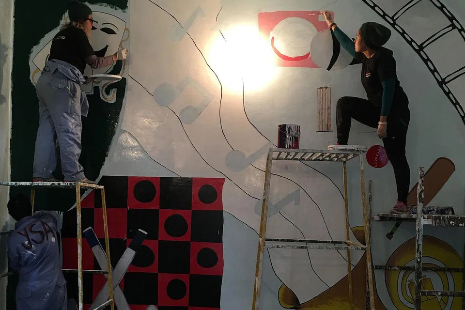 MERUBAH KEHIDUPAN: Peserta Project Khwaish dirakam melukis mural di dinding sebuah sekolah Punjab. - Foto ihsan PROJECT KHWAISH