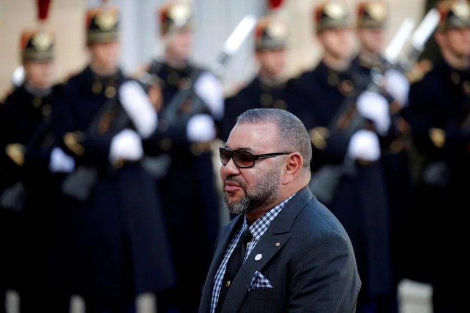 BERADA DI PARIS:  Raja Mohammed VI tiba untuk menghadiri jamuan tengah hari di Istana Elysee sempena Sidang Puncak Satu Planet di Paris, Perancis pada 12 Disember 2017.  