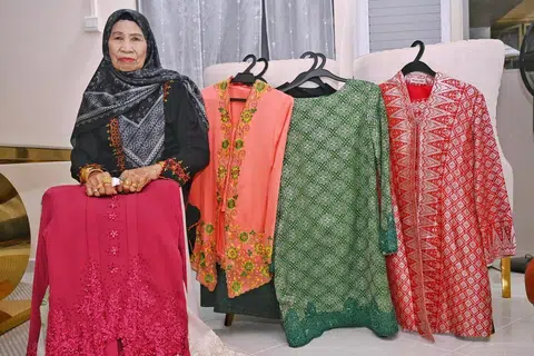 Cik Noriah menjaga baju-bajunya dengan baik agar ia dalam keadaan yang rapi dan terpelihara, meskipun ada di antaranya sudah berusia puluhan tahun.