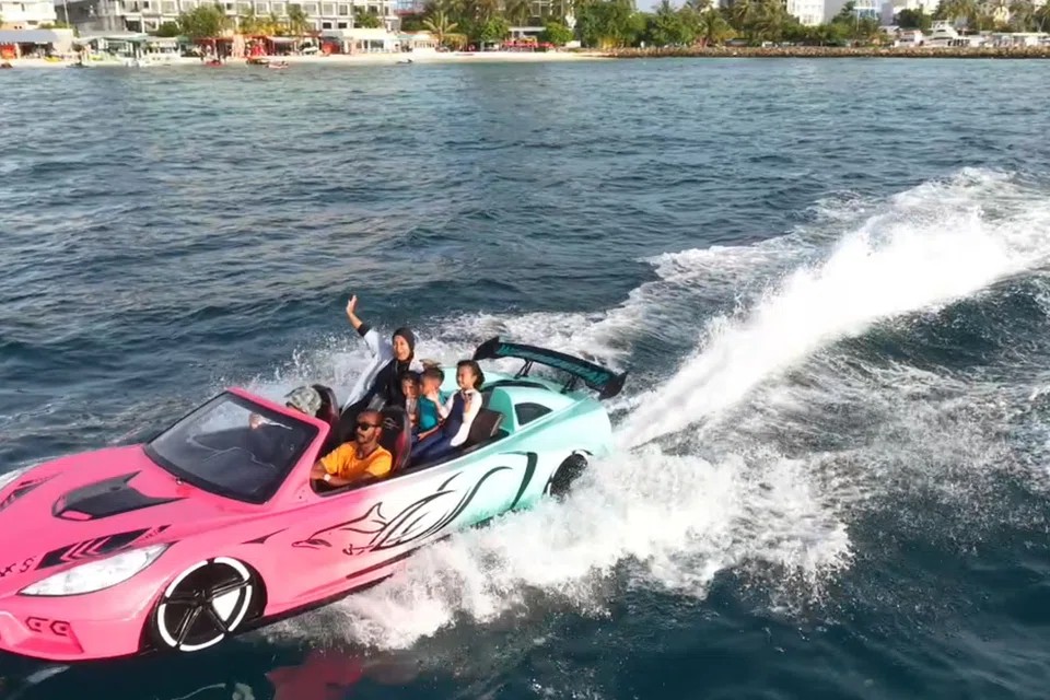 Selain meneroka hidupan marin, keluarga penulis tidak melepaskan peluang mencuba aktiviti sukan air mencabar dengan menaiki jet car.