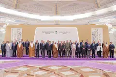 HURAIAN DAMAI: Para perwakilan daripada 40 buah negara yang hadir dalam rundingan, bergambar beramai-ramai di Jeddah.