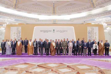 HURAIAN DAMAI: Para perwakilan daripada 40 buah negara yang hadir dalam rundingan, bergambar beramai-ramai di Jeddah.