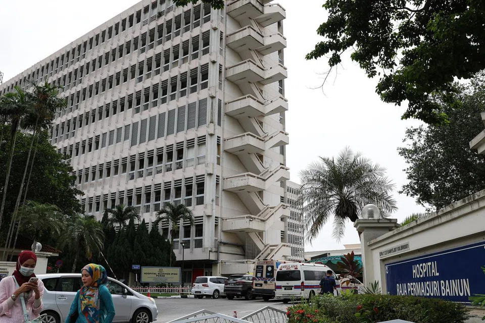 Seorang murid dimasukkan ke wad kanak-kanak di Hospital Raja Permaisuri Bainun di sini untuk rawatan akibat keracunan makanan dan kini berada dalam keadaan stabil.