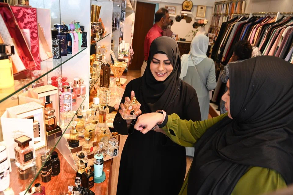 Pelbagai haruman dari Dubai juga dijual di Farah Boutique.