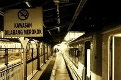 Papan tanda larangan emrokok di sebuah stesen kereta api di Jakarta