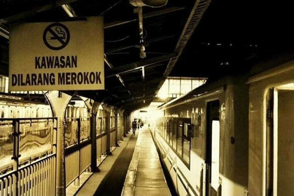 Papan tanda larangan emrokok di sebuah stesen kereta api di Jakarta