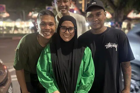 Empat adik-beradik – daripada dua perkahwinan ayah mereka – akhirnya berjumpa dan bersatu kembali setelah acara kejutan makan malam bersama di Pusat Makanan Newton pada 29 Jun 2025. Perancang utama ialah Encik Muhamad Iqbal Abdul Razak (atas), yang bersama Encik Nor Alam Shar Abdul Razak (kanan), Cik Siti Muzdarlifah Abdul Razak (bawah) dan Encik Rashid Osman Abdul Razak (kiri). 