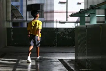 Seorang pelajar sekolah menengah di pekarangan sekolahnya (gambar hiasan).