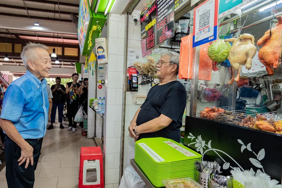 TANYA KHABAR: Encik Ng Kok Song melawat Pasar Geylang Serai pada 16 Julai untuk bertemu dan berkenalan dengan para peniaga dan pelanggan.