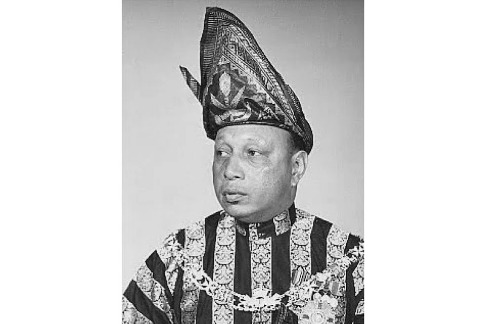 SULTAN ABU BAKAR RI'AYATUDDIN AL-MU'ADZAM SHAH SULTAN ABDULLAH AL-MU'TASIM BILLAH SHAH: Beliau pernah dilihat bersiar-siar di kawasan dekat Bedok Corner pada tahun 1960-an. - Foto SARAFIAN SALLEH