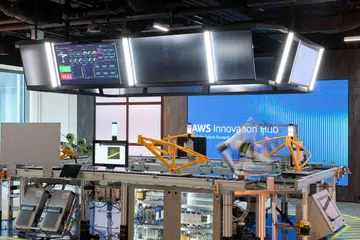 Lengan robotik dalam aksi di barisan pemasangan simulasi Kilang Bijak Basikal Elektrik Amazon Web Services (AWS), yang memanfaatkan teknologi seperti kecerdasan buatan (AI) generatif dan (nternet Benda (Internet-of-Things atau IoT) untuk mengatasi cabaran seperti kekurangan inventori dan kawalan mutu di Hab Inovasi AWS yang terletak di pejabat AWS Singapore di Central Boulevard.