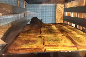 Komugi Bakery Malaysia memohon maaf selepas pelanggan mengadu tentang tikus berada pada rotinya yang baru dimasak. 