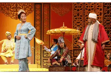SENTUHAN KREATIF: Bahasa klasik yang menggunakan pangkalan ayat seperti hatta, syahadan, alkisah boleh terus digunakan secara kreatif terutama dalam teater-teater klasik seperti bangsawan. - Foto SRI MAMANDA BANGSAWAN PTE LTD