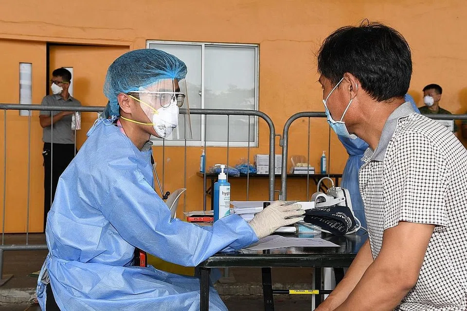 Usaha negara mencegah covid-19 - CEGAH COVID-19: Seorang pegawai perubatan SAF dikerahkan untuk menyediakan perkhidmatan kesihatan di Singapore Expo dan dormitori pekerja asing dalam memerangi Covid-19. Singapura juga telah membangunkan keupayaan pengujian serta pengesanan kontak dan kini boleh melakukan sekitar 20,000 ujian makmal sehari. - Foto fail 