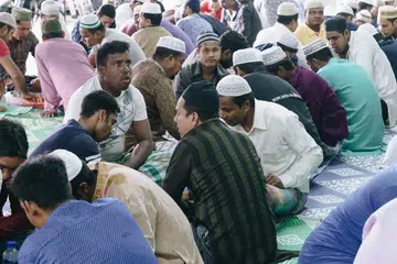 JAMUAN HARI KEBANGSAAN: MYF menyediakan jamuan untuk seramai 1,000 pekerja asing di Masjid Al-Firdaus di Choa Chu Kang semalam sempena sambutan Hari Kebangsaan. - Foto PINNACLE STUDIOS