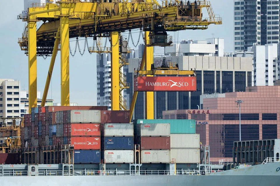 Ekonomi Singapura tumbuh 2.2 peratus dari April hingga Jun lalu, lebih baik daripada pertumbuhan 2.1 peratus dari Januari hingga Mac, menurut anggaran awal Kementerian Perdagangan dan Perusahaan (MTI) yang dikeluarkan pada Khamis (14 Julai). 