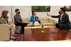 SINGAPURA SIAP BELAJAR: (Dari kanan) Encik Tan Chuan-Jin; koresponden akhbar berbahasa Cina, Lianhe Zaobao di Tokyo, Cik Foo Choo Wei; koresponden akhbar Inggeris, The Straits Times di Jepun, Encik Walter Sim; dan koresponden kanan CNA, Cik Michiyo Ishida. - Foto KEDUTAAN SINGAPURA DI TOKYO