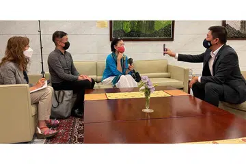 SINGAPURA SIAP BELAJAR: (Dari kanan) Encik Tan Chuan-Jin; koresponden akhbar berbahasa Cina, Lianhe Zaobao di Tokyo, Cik Foo Choo Wei; koresponden akhbar Inggeris, The Straits Times di Jepun, Encik Walter Sim; dan koresponden kanan CNA, Cik Michiyo Ishida. - Foto KEDUTAAN SINGAPURA DI TOKYO