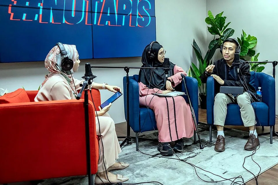 BINCANG KONSEP KEWANGAN ISLAM: Episod podcast #NoTapis kali ini membincangkan konsep ekonomi berteraskan Islam bersama (dari kiri) hos Cik Shahida Sarhid, Ustazah Norsuria Jani dan Ustaz Ridhwaan Radzi. - Foto BH oleh NUR DIYANA TAHA