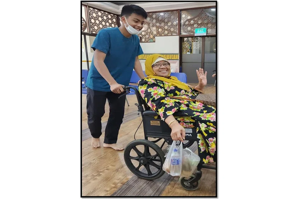 PROGRAM MASJID: Cik Ramlah Sarman menghadiri ceramah di Masjid Hasanah. Beliau dibantu seorang belia Masjid Hasanah.