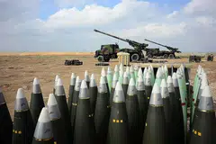 PELURU BERPANDU: Gambar yang dipetik pada 9 Februari lalu berdekatan Al-Qaim, beberapa kilometer sahaja dari kawasan yang dikuasai ISIS di timur Syria, menunjukkan meriam howitzer 155mm yang menggunakan sistem CAESAR (menggunakan trak yang dilengkapi dengan sistem meriam). Ia digunakan tentera Perancis untuk bertempur dalam 'Operasi Chammal', yang merupakan sebahagian daripada Operasi 'Azam Sedia Ada', melibatkan kerjasama sekutu antarabangsa menentang kumpulan ISIS. - Foto AFP