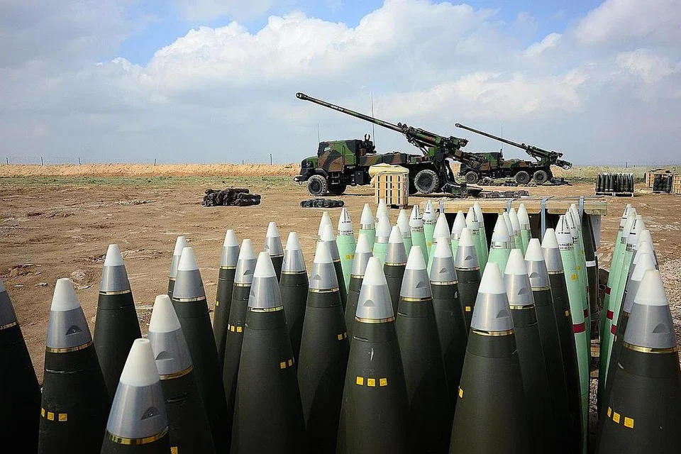 PELURU BERPANDU: Gambar yang dipetik pada 9 Februari lalu berdekatan Al-Qaim, beberapa kilometer sahaja dari kawasan yang dikuasai ISIS di timur Syria, menunjukkan meriam howitzer 155mm yang menggunakan sistem CAESAR (menggunakan trak yang dilengkapi dengan sistem meriam). Ia digunakan tentera Perancis untuk bertempur dalam 'Operasi Chammal', yang merupakan sebahagian daripada Operasi 'Azam Sedia Ada', melibatkan kerjasama sekutu antarabangsa menentang kumpulan ISIS. - Foto AFP