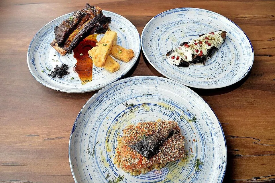LAZAT SEKAKI: Nikmati juadah segar dan lazat (dari atas kiri, ikut putaran jam) rusuk lembu Iga Bakar, sajian terung Charred Aurbergines dan sajian filet ikan salmon dari restoran Brothers in Fine Food.