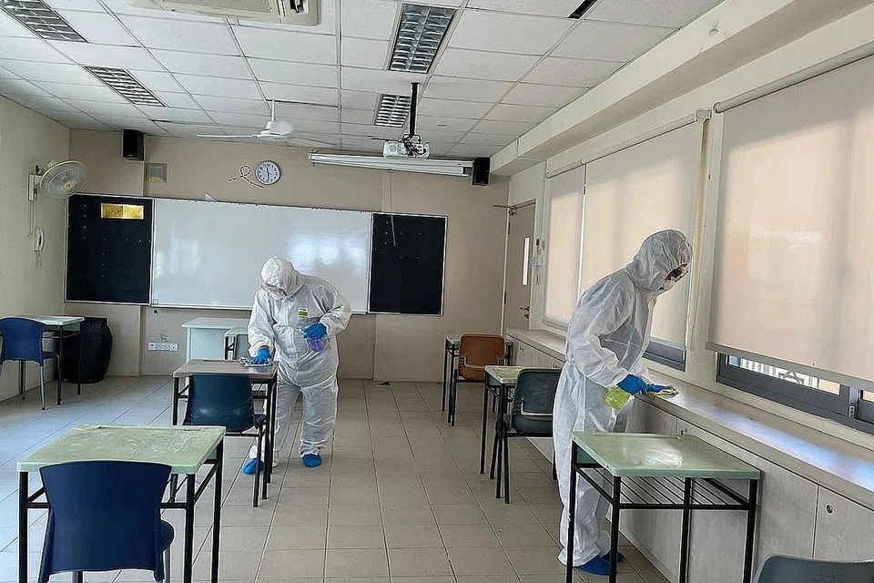 KERJA PEMBERSIHAN: Kerja pembersihan dan pembasmian kuman diteruskan meskipun sekolah itu sudah tutup sejak cuti sekolah yang bermula pada 19 Mei. - Foto MADRASAH AL-MA'ARIF AL-ISLAMIAH