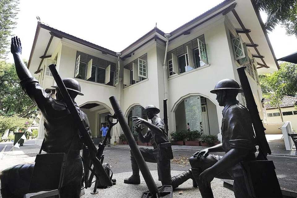  PERINGATI KEBERANIAN: Tugu pasukan Askar Melayu yang beraksi dengan meriam katak didirikan di Reflections@Bukit Chandu bagi menggambarkan kesediaan, disiplin dan ketabahan mereka. - Foto fail
