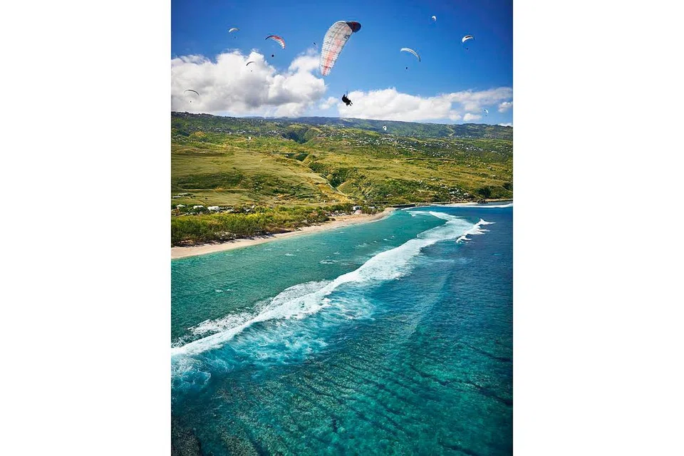 PECUTAN ADRENALIN: Kegiatan paragliding di Saint Leu menjanjikan pecutan adrenalin, sambil membawa pelawat menikmati keindahan pantai Pulau Reunion dari udara. - Foto STUDIO LUMIERE 