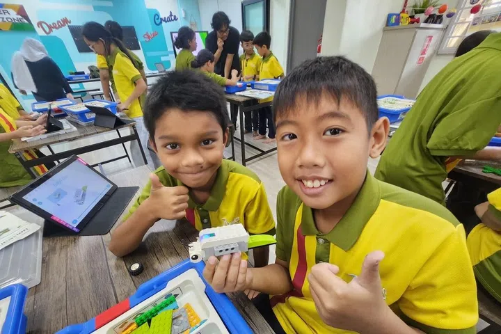 Pelajar Pusat Jagaan PPIS 7oaks Bedok meneroka dunia robotik sambil membina kemahiran penting untuk masa depan.