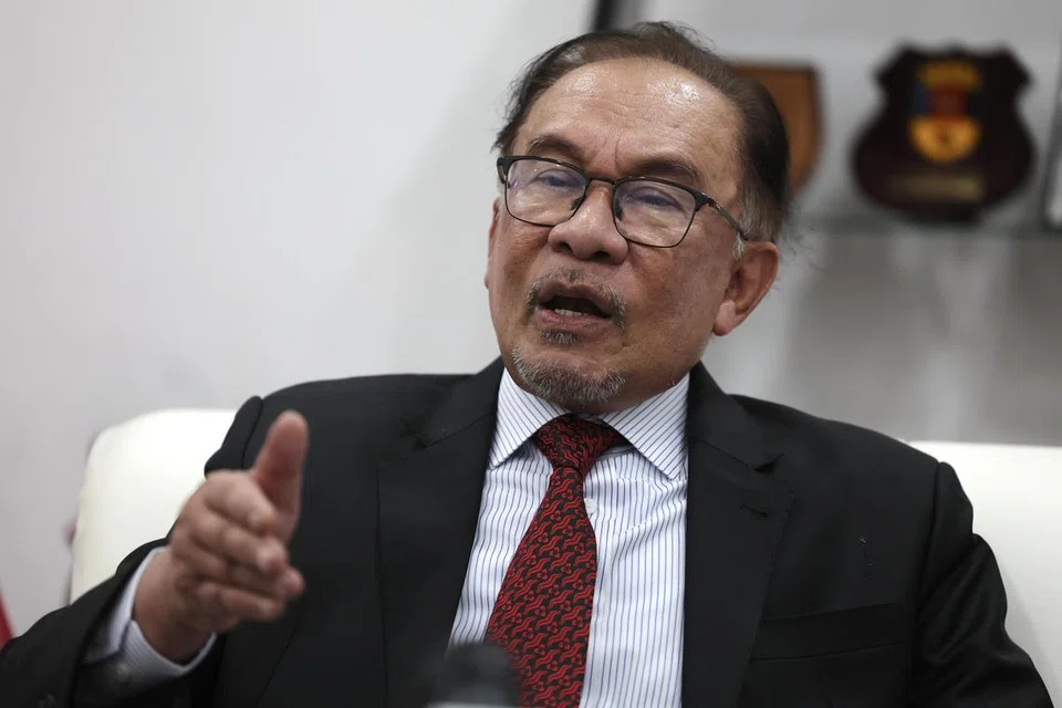TIDAK SOKONG SKIM JAHAT: Walaupun menyifatkan dirinya bekas musuh Umno, Datuk Seri Anwar Ibrahim, tidak menyokong skim jahat untuk mengharamkan parti itu.
