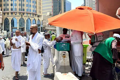 SIBUK: Suasana di sekeliling Masjidil Haram. 