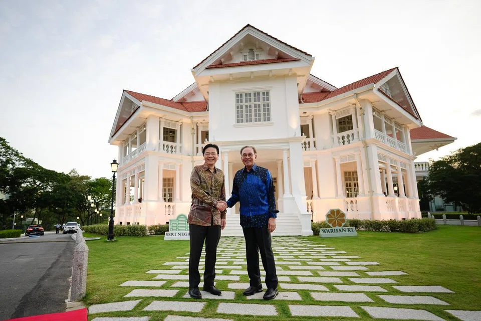 Perdana Menteri, Encik Lawrence Wong (kiri), berterima kasih kepada Perdana Menteri Malaysia, Datuk Seri Anwar Ibrahim, atas peluang bertukar-tukar pandangan secara terbuka mengenai pelbagai isu, dalam hantaran Facebook pada 20 Februari.