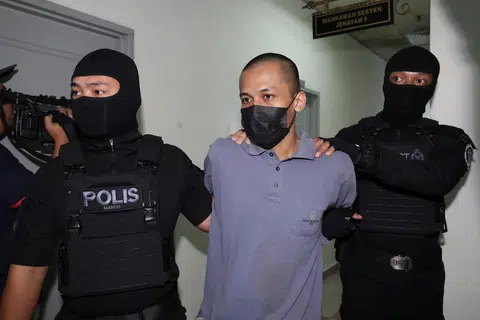 Radin Romyullah Radin Imran, 34 tahun, (tengah) dituduh pada 16 Oktober menggalakkan perbuatan pengganas dengan menanam ideologi kumpulan pengganas IS. Empat lagi ahli keluarganya turut didakwa di mahkamah atas tuduhan sama. 