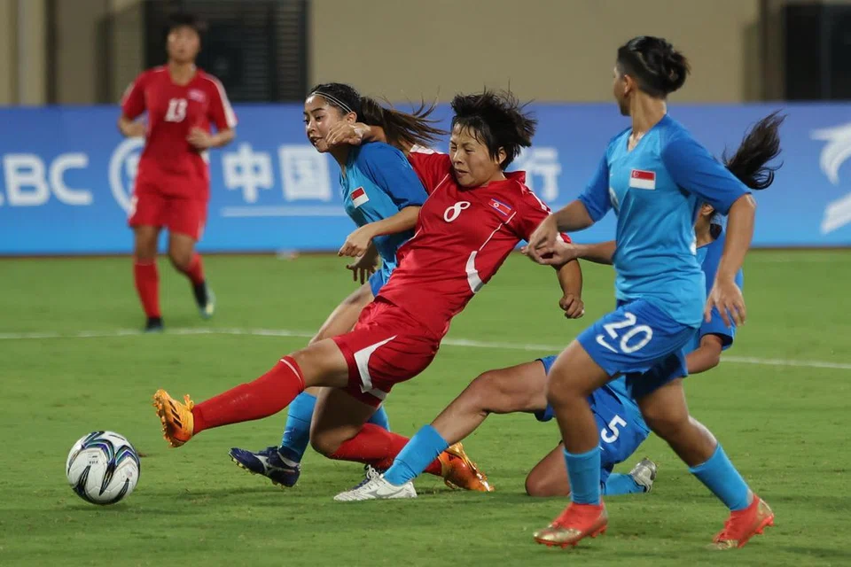 PERBAIKI PRESTASI: Pemain Singapura (jersi biru) ketika beraksi menentang Korea Utara di Stadium Pusat Sukan Wenzhou pada Ahad dan kalah 0-7. 