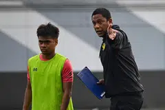 MAHU BERI SAINGAN: Firdaus (kanan) memimpin Hougang United julang trofi kejohanan besar pertama kelab itu ketika menjuarai Piala Singapura 2022. - Foto ST